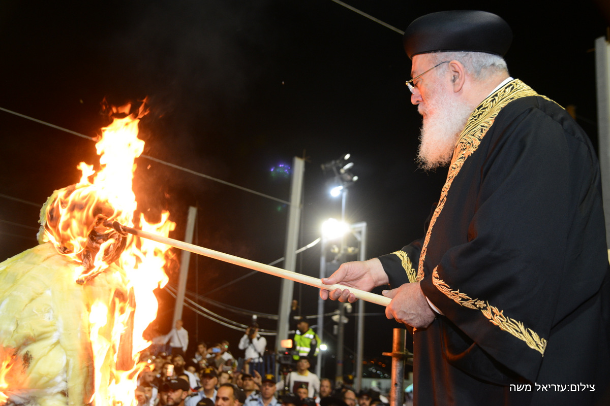 צפו: ההדלקה של הראשל"צ הגר"ש עמאר