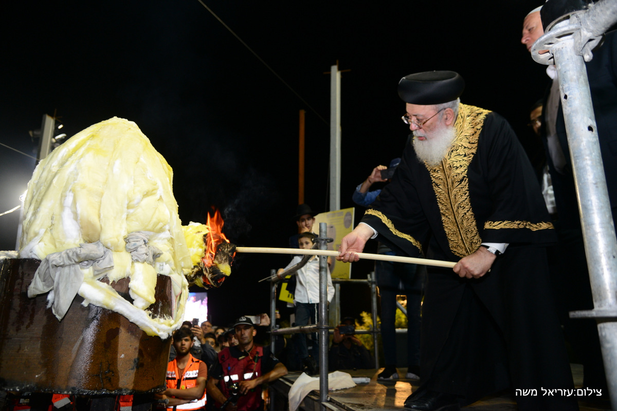 צפו: ההדלקה של הראשל"צ הגר"ש עמאר