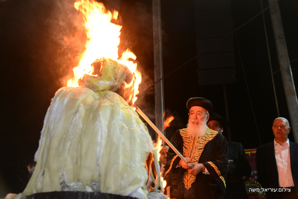 צפו: ההדלקה של הראשל"צ הגר"ש עמאר