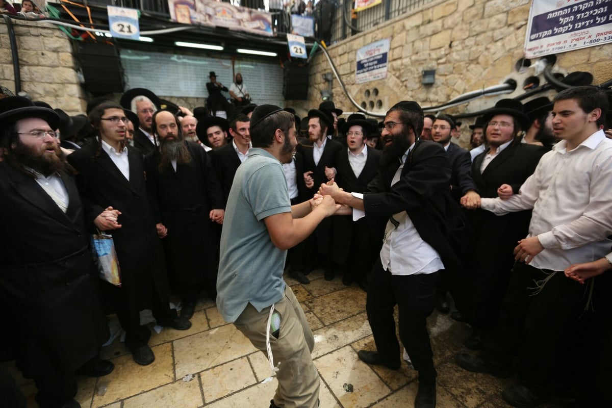 ובחצר ציון הרשב"י במירון: ריקודים ללא הפסקה • גלריה