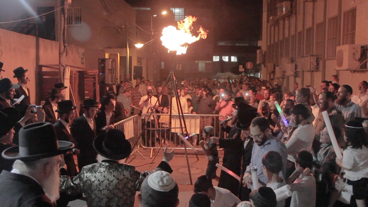 צפו: אלפים בהדלקת ל"ג בעומר בחצר מישקולץ