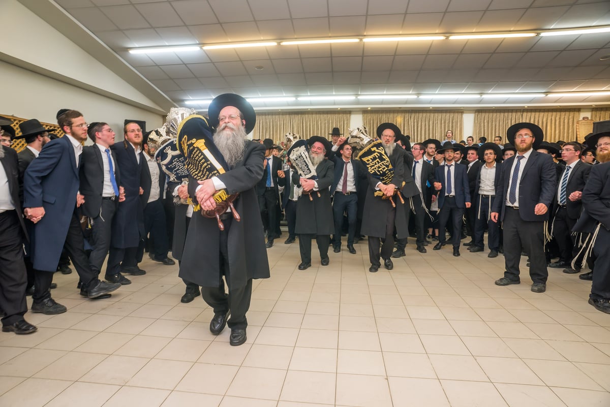 הכנסת ס"ת ביארצייט הראשון ב'קרית מלך'