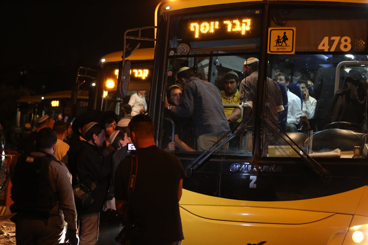 אלפים בכניסה גדולה לקבר יוסף  בשכם •צפו