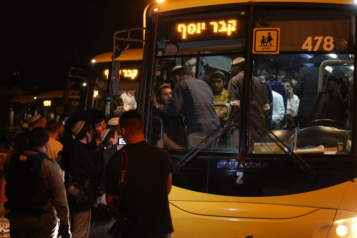 אלפים בכניסה גדולה לקבר יוסף  בשכם •צפו