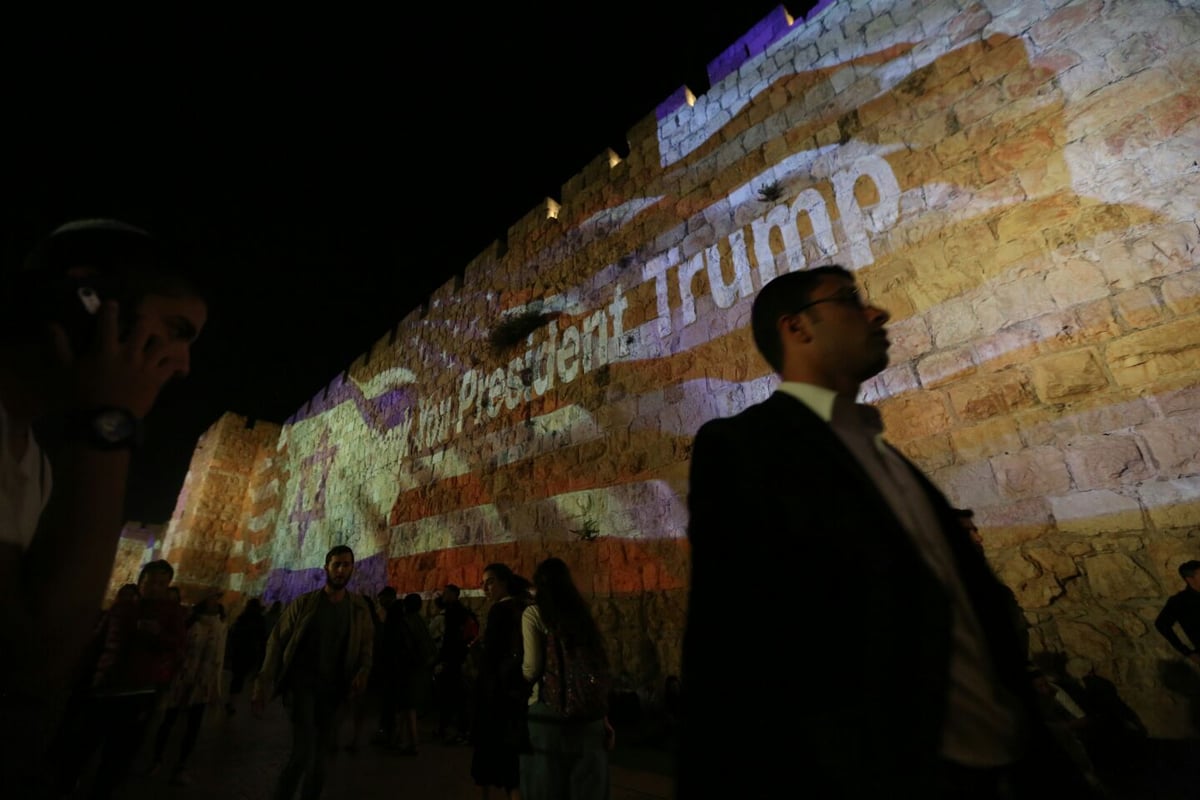 מעבר השגרירות לי-ם: חומות העיר העתיקה הוארו בדגלי ארה"ב וישראל