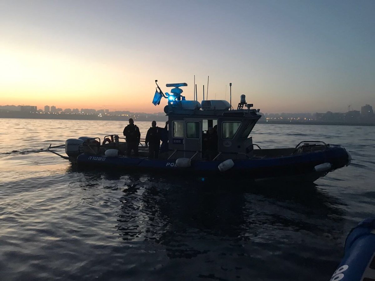שוטרים הצילו שני דייגים שסירתם התהפכה