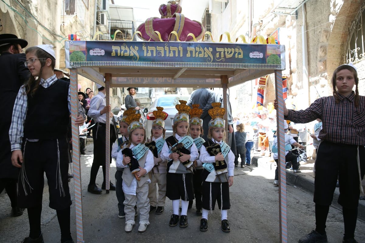 תיעוד מרגש: ילדי 'תולדות אהרן' הכניסו ספר תורה