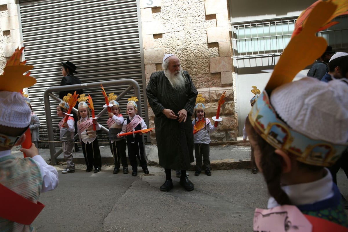 תיעוד מרגש: ילדי 'תולדות אהרן' הכניסו ספר תורה