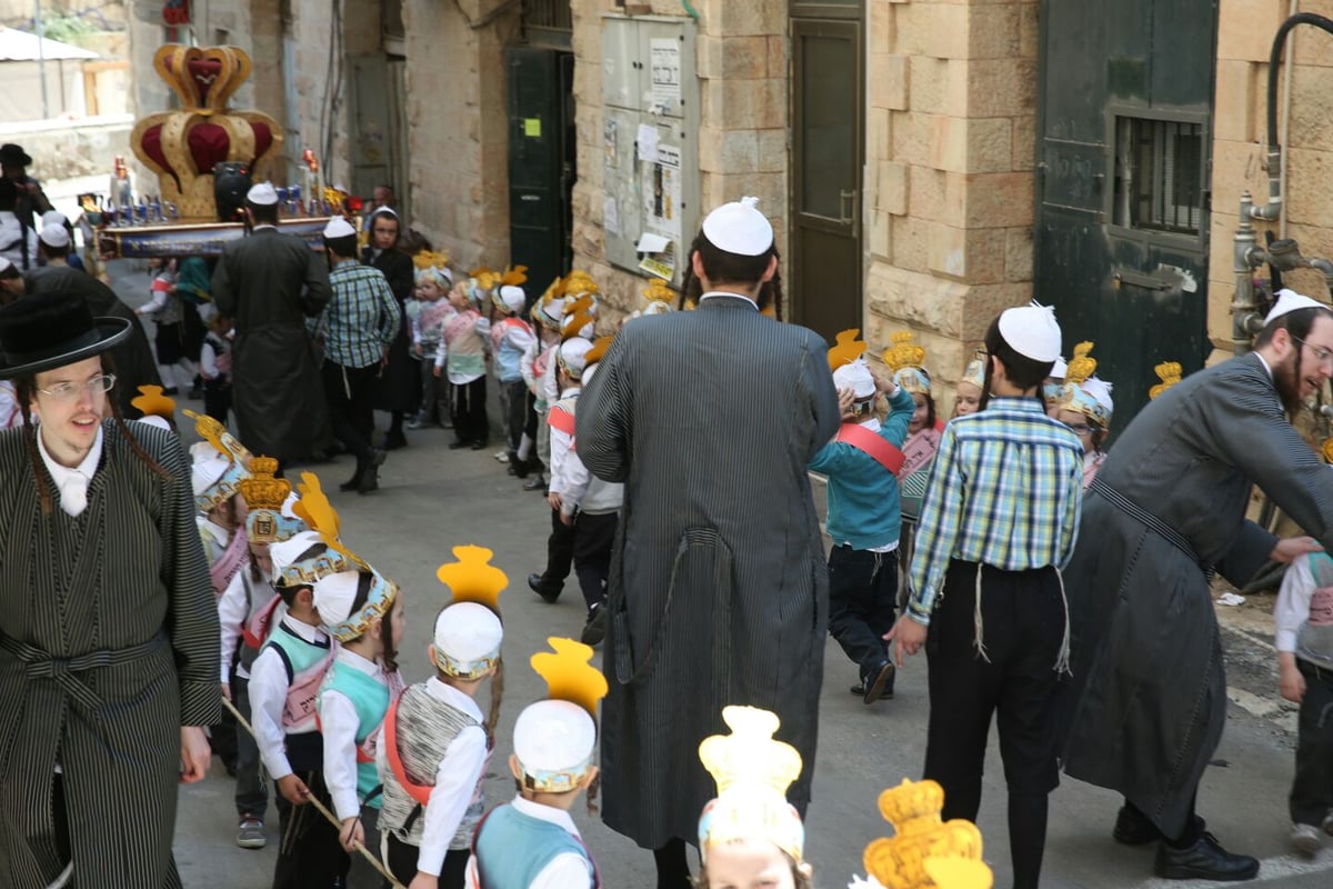 תיעוד מרגש: ילדי 'תולדות אהרן' הכניסו ספר תורה