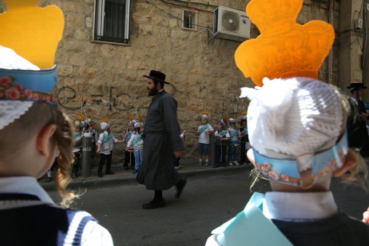 תיעוד מרגש: ילדי 'תולדות אהרן' הכניסו ספר תורה