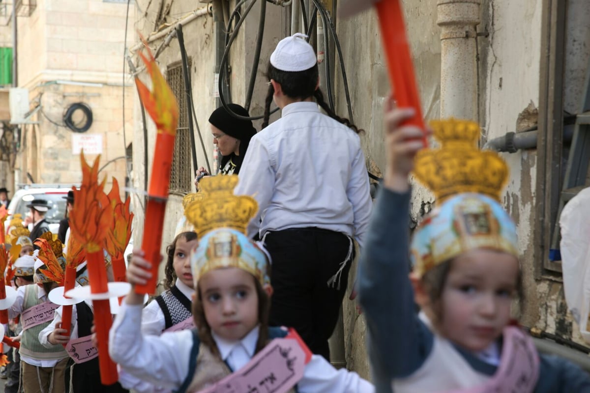 תיעוד מרגש: ילדי 'תולדות אהרן' הכניסו ספר תורה