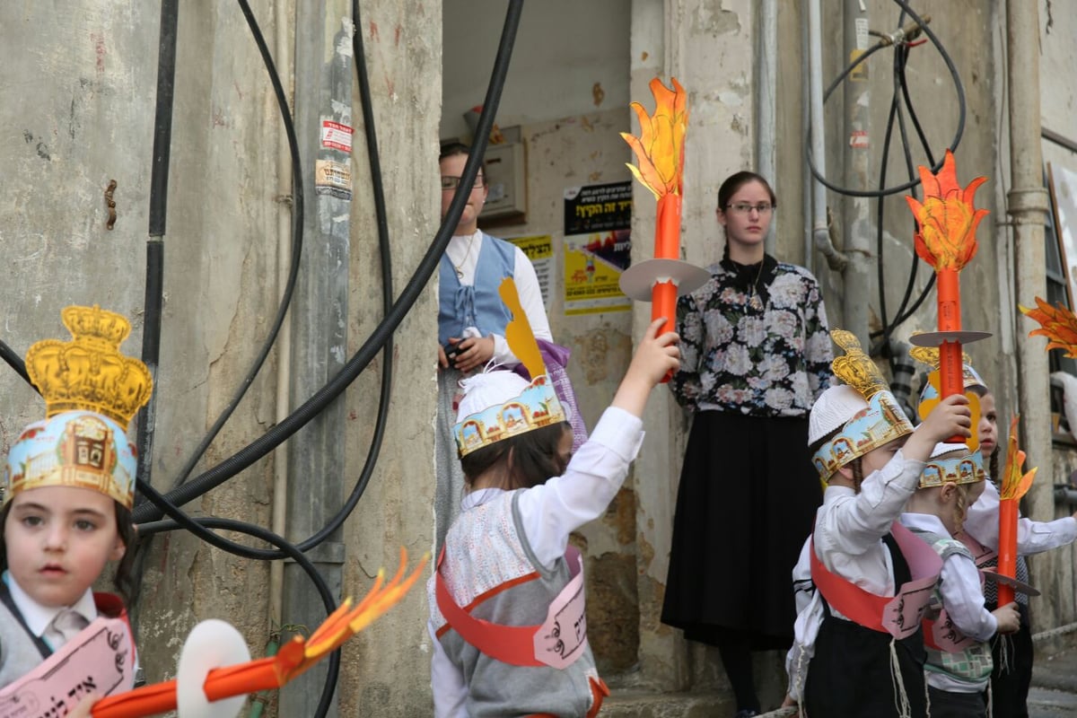 תיעוד מרגש: ילדי 'תולדות אהרן' הכניסו ספר תורה