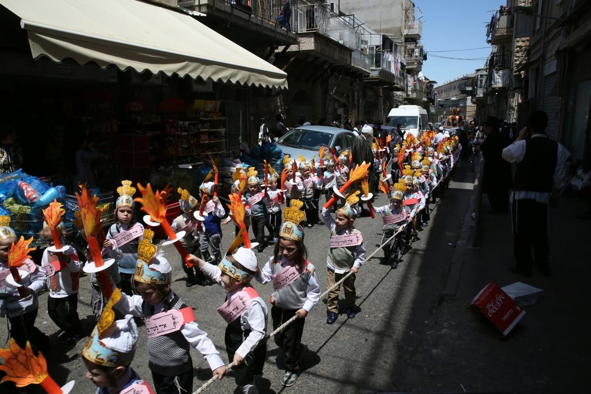 תיעוד מרגש: ילדי 'תולדות אהרן' הכניסו ספר תורה