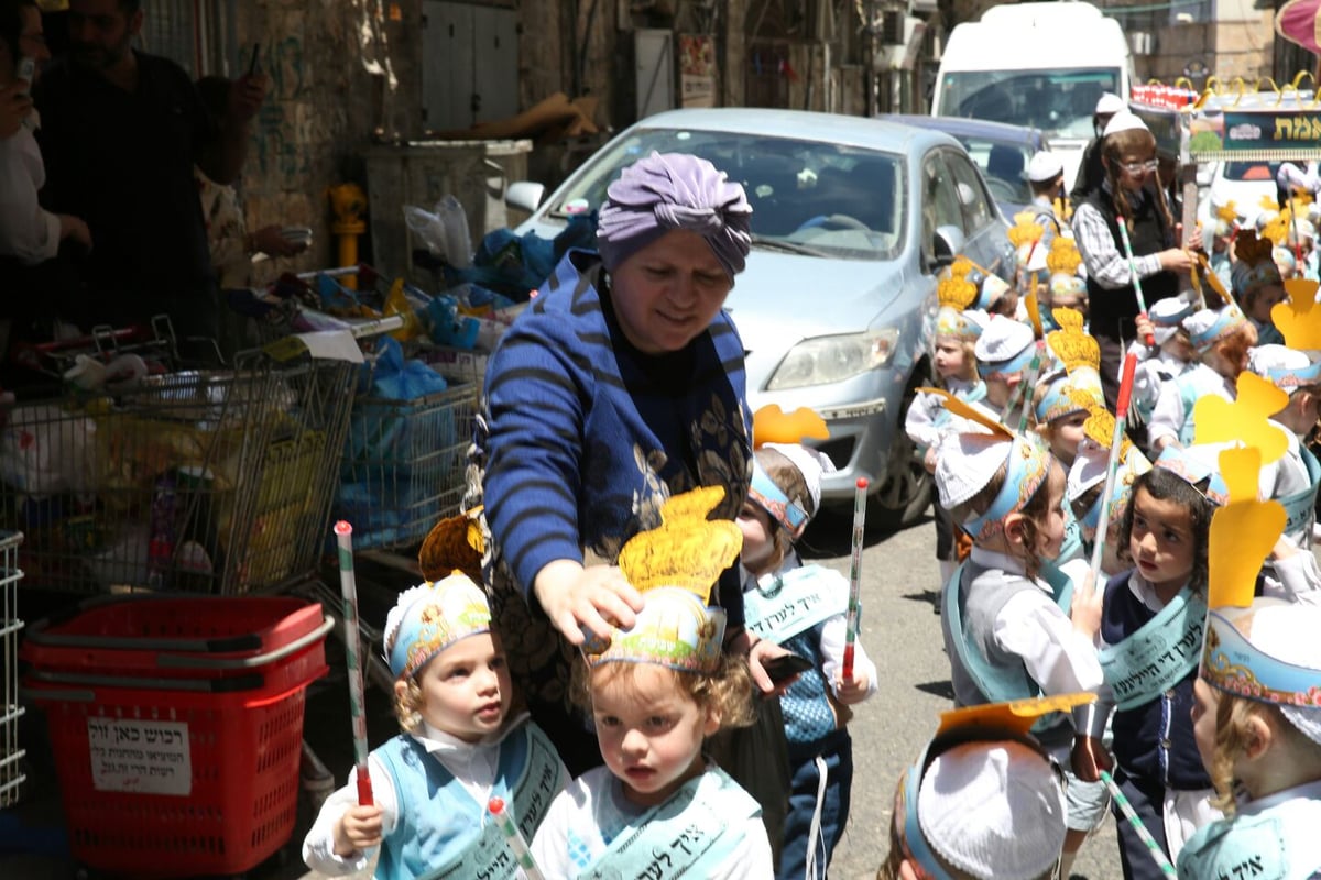 תיעוד מרגש: ילדי 'תולדות אהרן' הכניסו ספר תורה