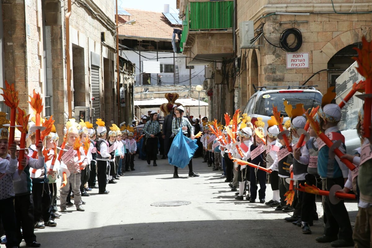 תיעוד מרגש: ילדי 'תולדות אהרן' הכניסו ספר תורה