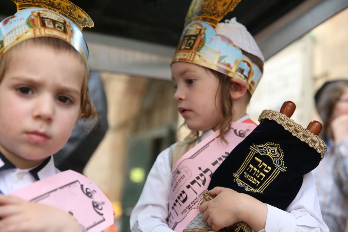 תיעוד מרגש: ילדי 'תולדות אהרן' הכניסו ספר תורה