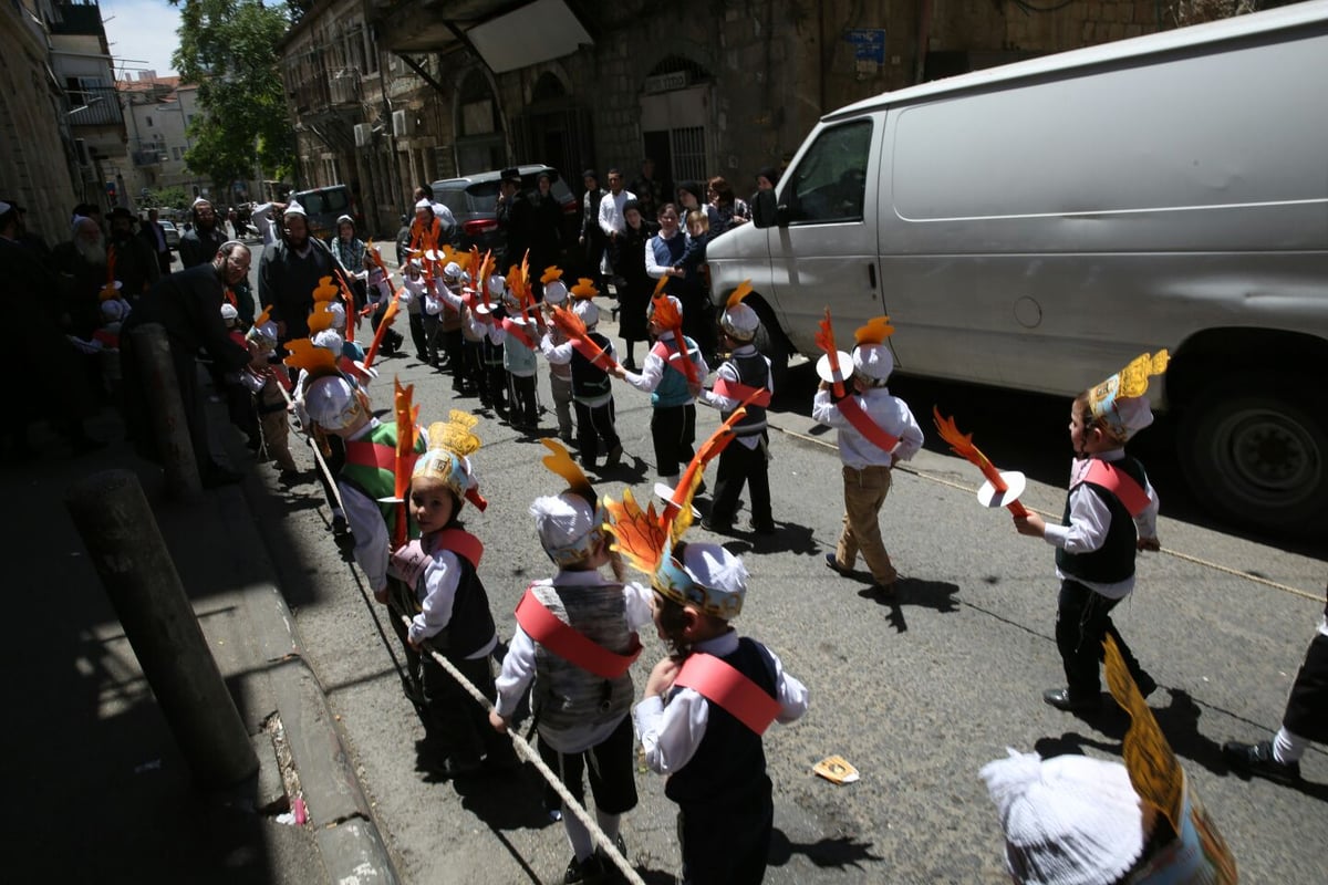 תיעוד מרגש: ילדי 'תולדות אהרן' הכניסו ספר תורה