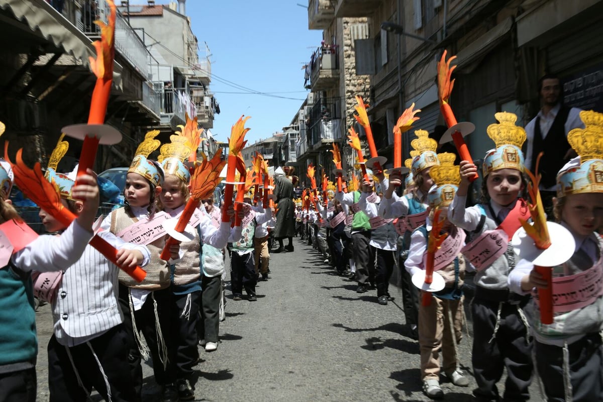 תיעוד מרגש: ילדי 'תולדות אהרן' הכניסו ספר תורה