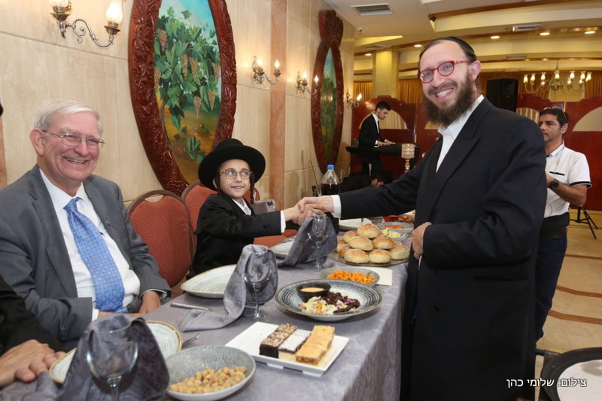 החזן דובל'ה הלר ברמץ את בנו • צפו בגלריה