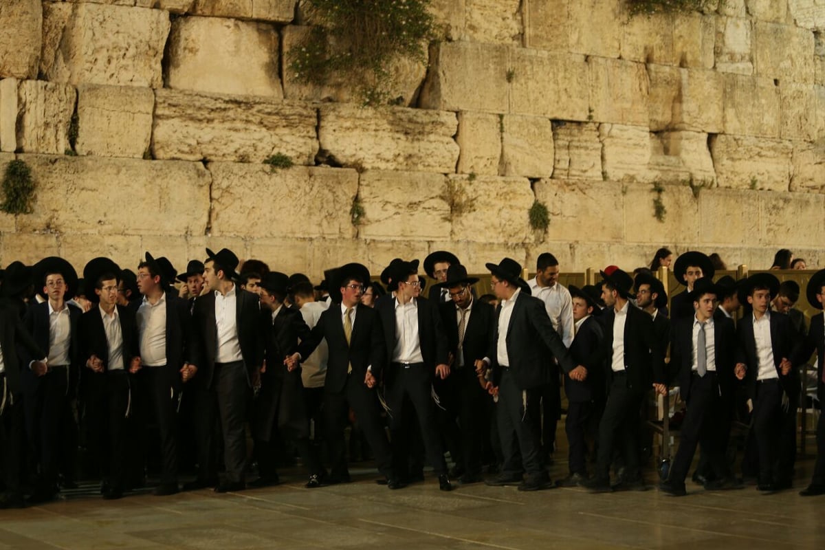 עשרות אלפים בתפילה וריקוד בכותל המערבי • תיעוד