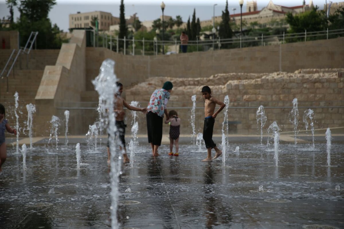 צפו בגלריה: כך ילדי ירושלים שרדו את השרב