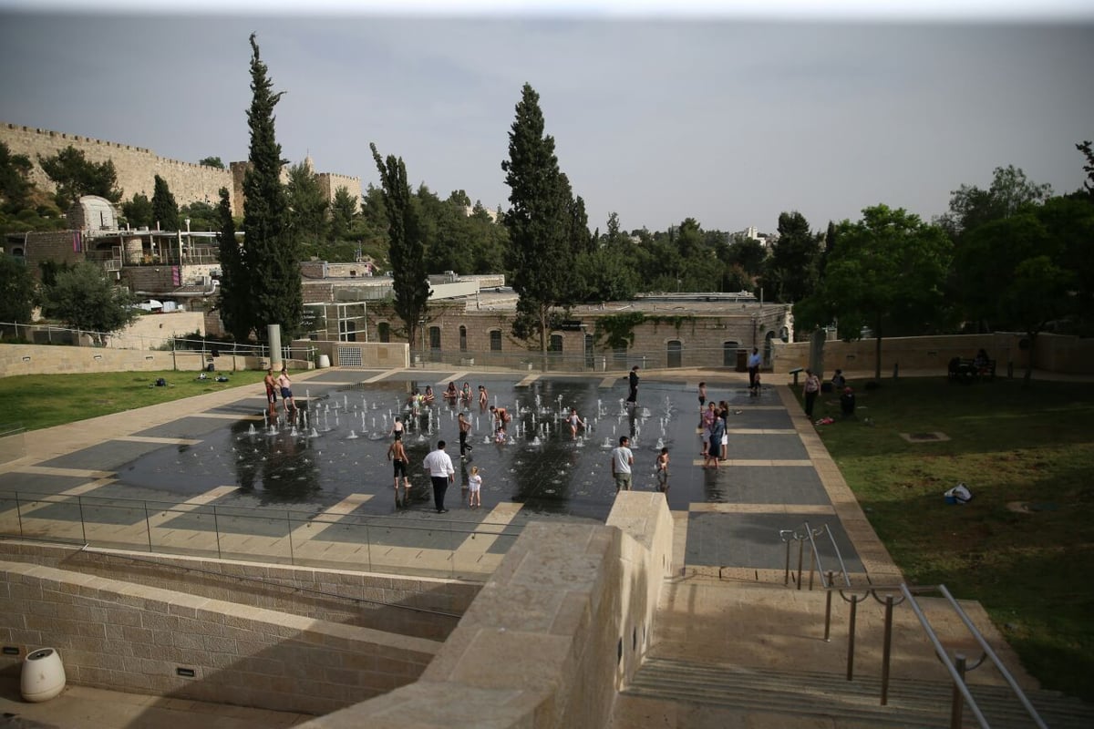 צפו בגלריה: כך ילדי ירושלים שרדו את השרב