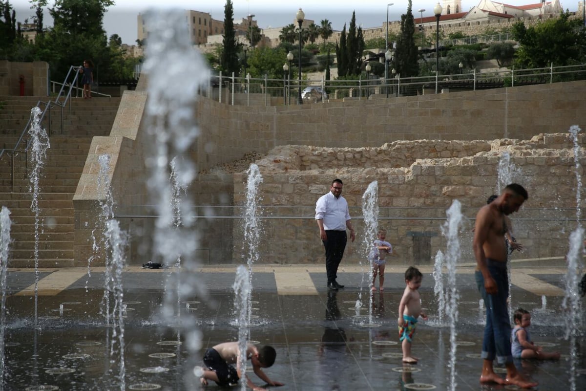 צפו בגלריה: כך ילדי ירושלים שרדו את השרב