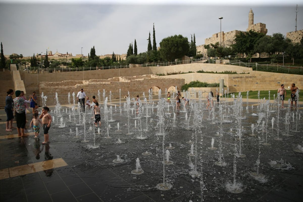 צפו בגלריה: כך ילדי ירושלים שרדו את השרב