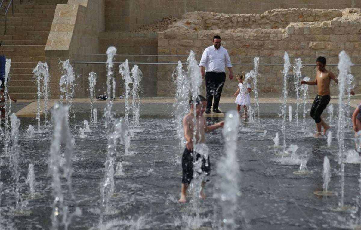 צפו בגלריה: כך ילדי ירושלים שרדו את השרב