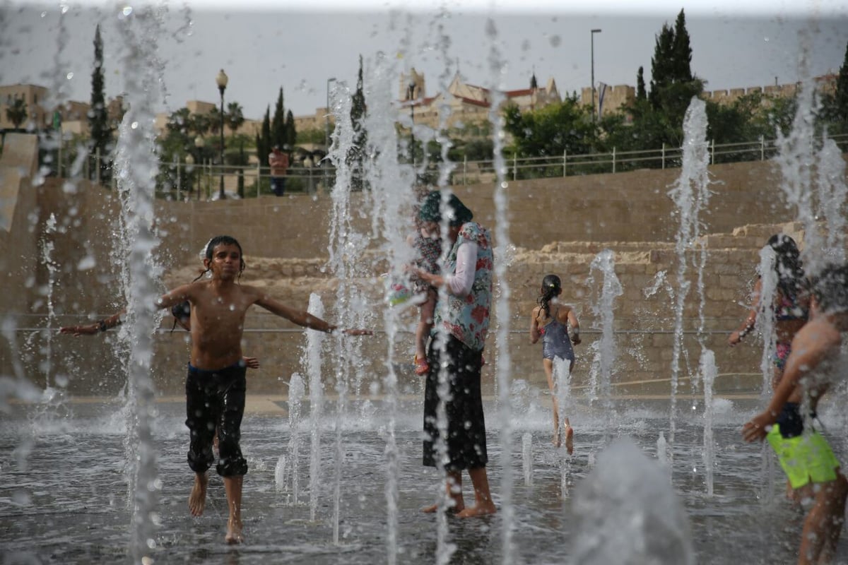 צפו בגלריה: כך ילדי ירושלים שרדו את השרב