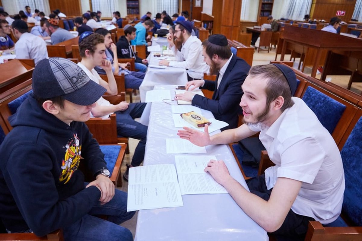 חדש במוסקבה: "שעת ישיבה" ללימוד משותף של 3 שעות