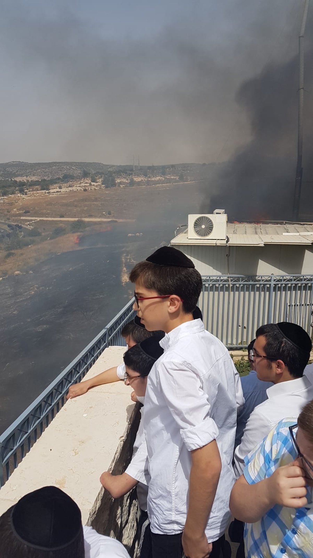 שריפת ענק בבית שמש; בית כנסת עלה בלהבות