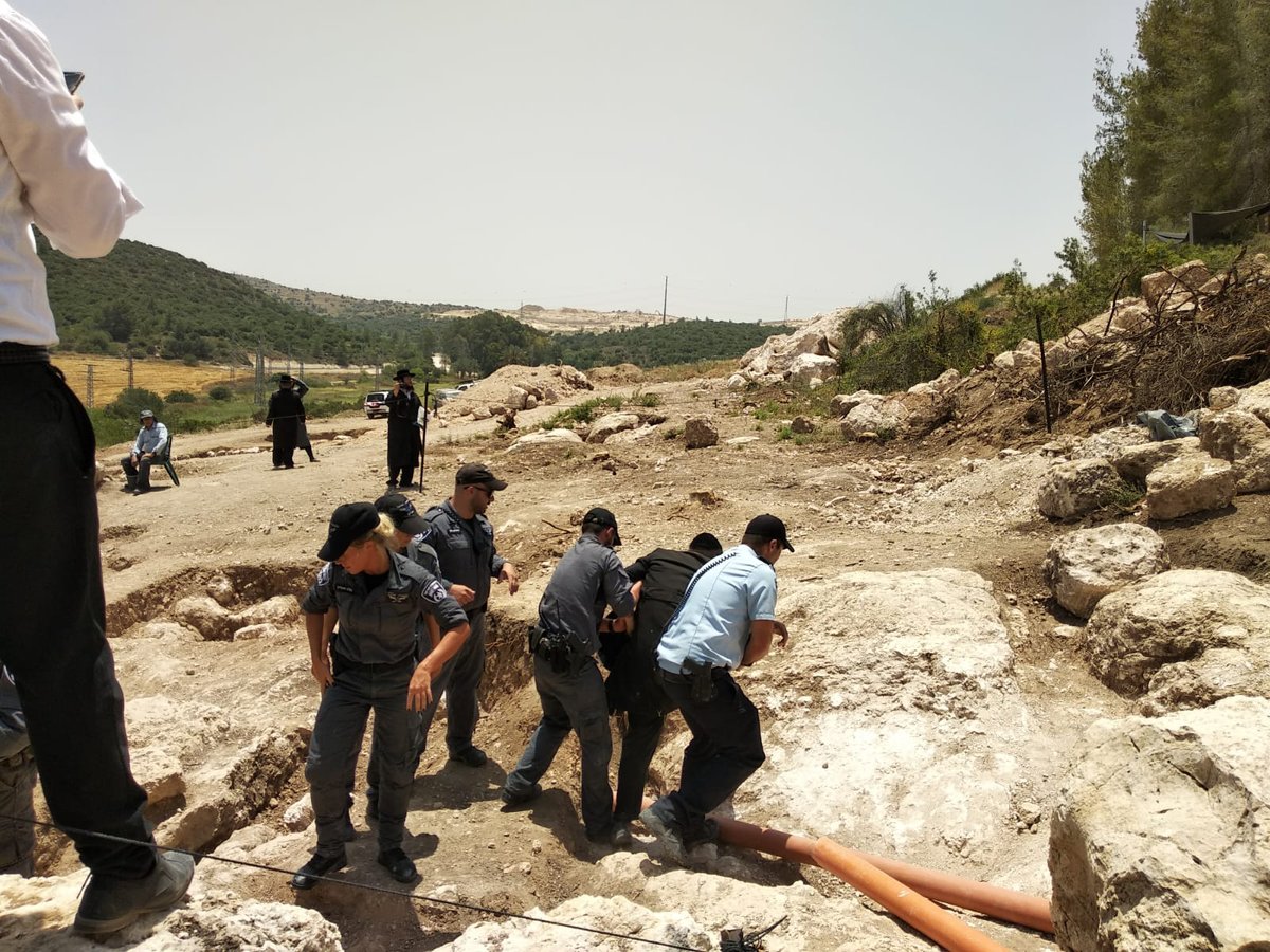 הפגנה נגד "חפירות קברים" בכביש 38; 3 מפגינים נעצרו