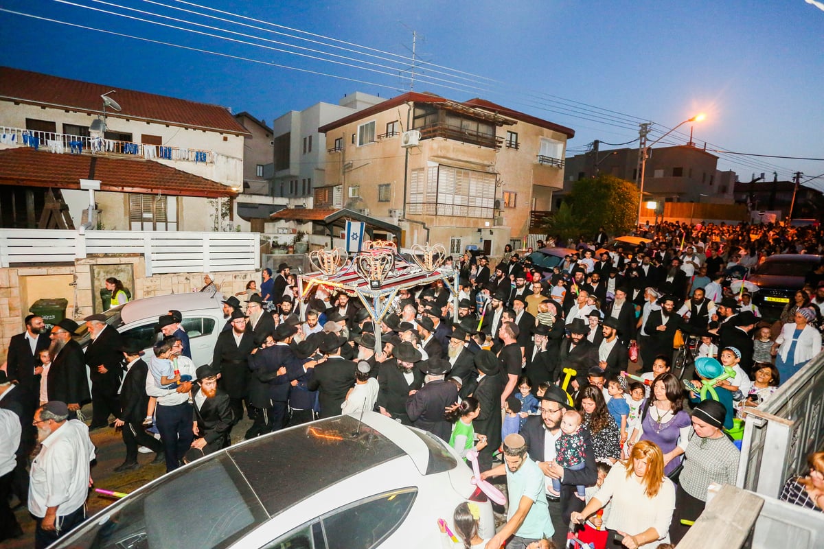 מרגש: האב כתב והכניס ספר תורה לזכר בתו