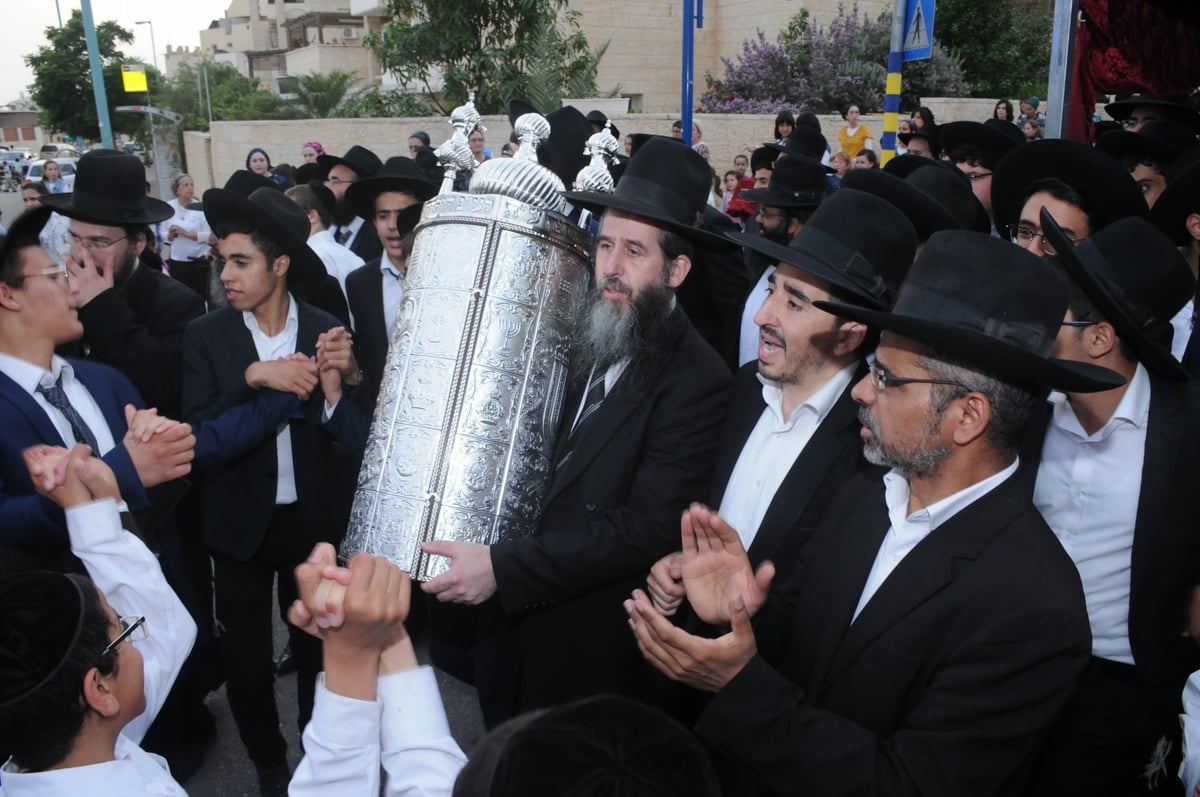 אלעד חגגה בהכנסת ס"ת לע"נ רחל אוחנה ע"ה • תיעוד