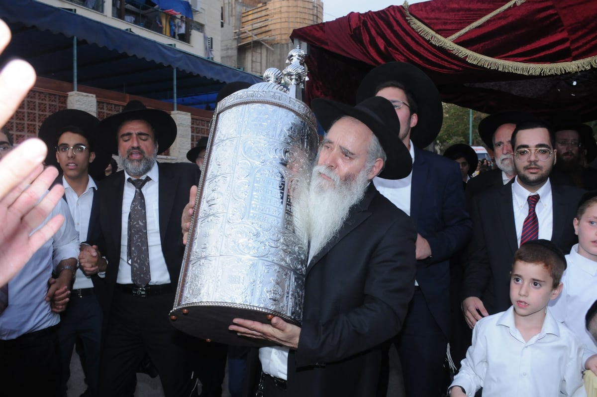 אלעד חגגה בהכנסת ס"ת לע"נ רחל אוחנה ע"ה • תיעוד