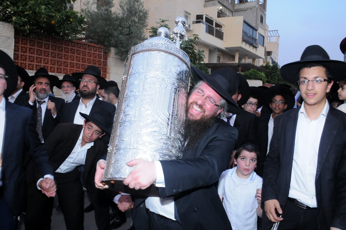 אלעד חגגה בהכנסת ס"ת לע"נ רחל אוחנה ע"ה • תיעוד