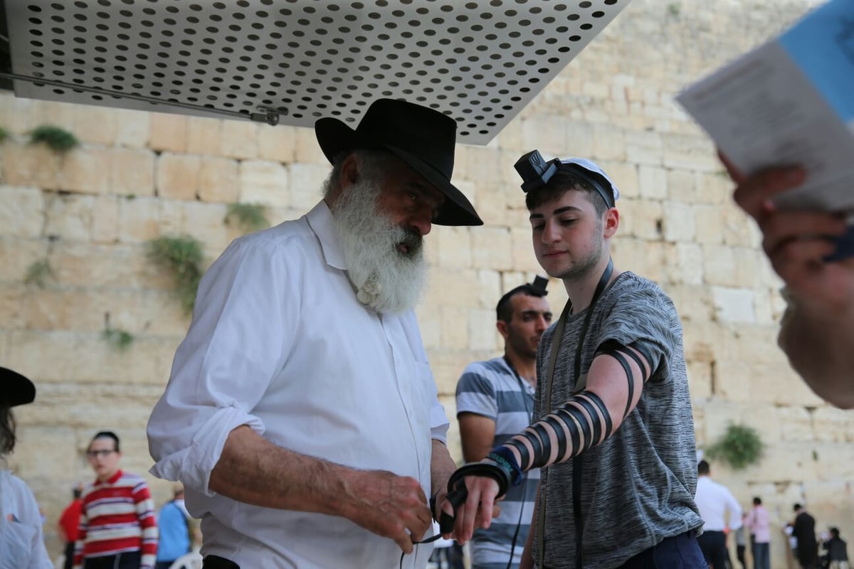 על רקע הצעקות בנתב"ג: תפילין בכותל