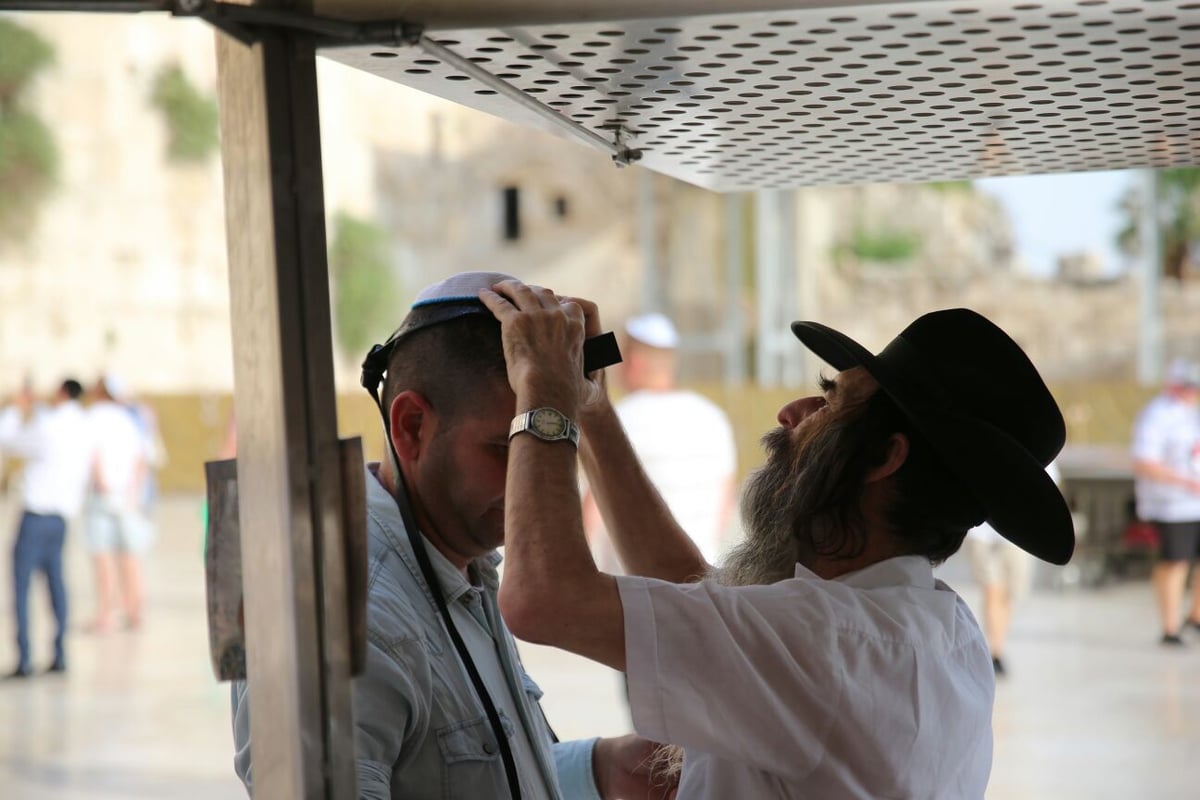 על רקע הצעקות בנתב"ג: תפילין בכותל