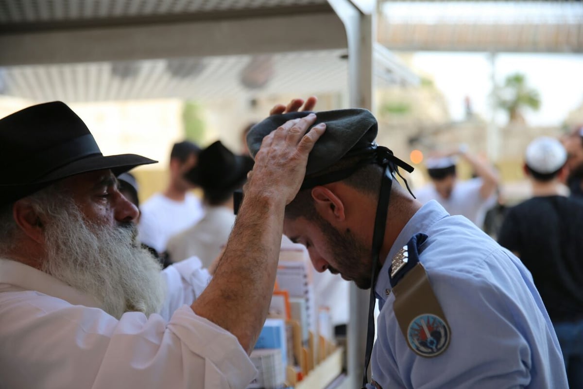 על רקע הצעקות בנתב"ג: תפילין בכותל