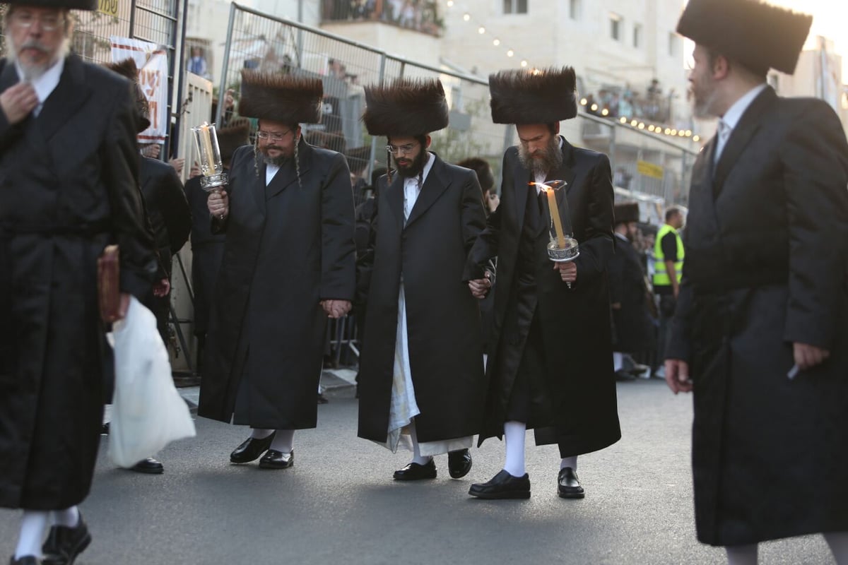 צפו: רבבות חוגגים בחתונת נכד האדמו"ר מבעלזא