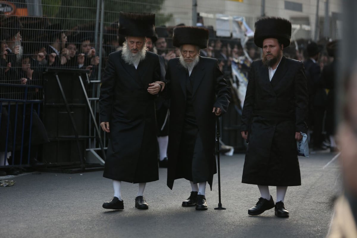 צפו: רבבות חוגגים בחתונת נכד האדמו"ר מבעלזא