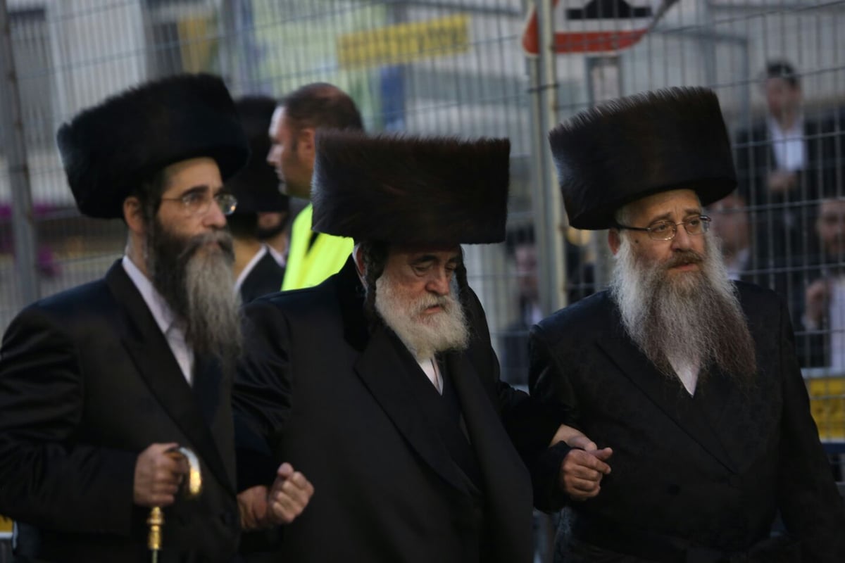 צפו: רבבות חוגגים בחתונת נכד האדמו"ר מבעלזא