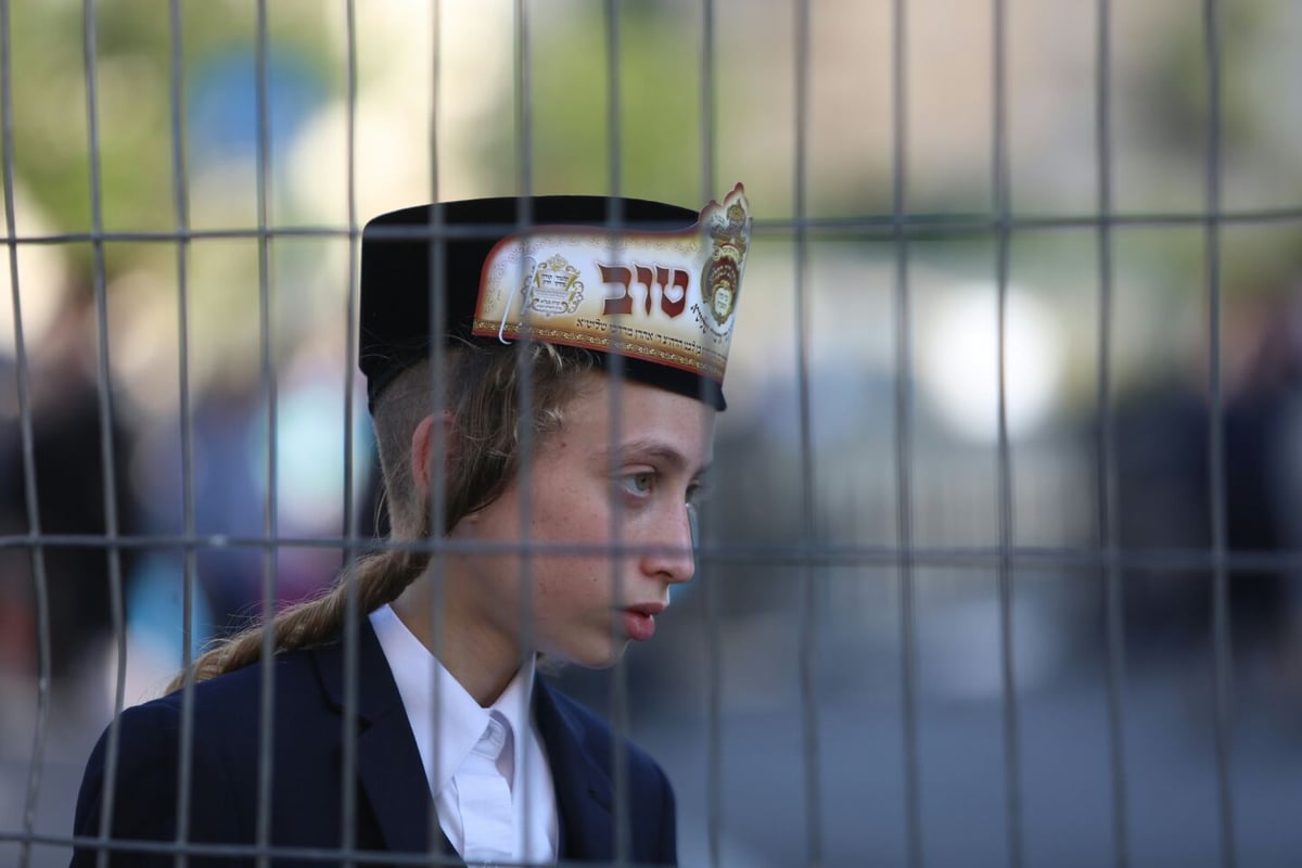 צפו: רבבות חוגגים בחתונת נכד האדמו"ר מבעלזא