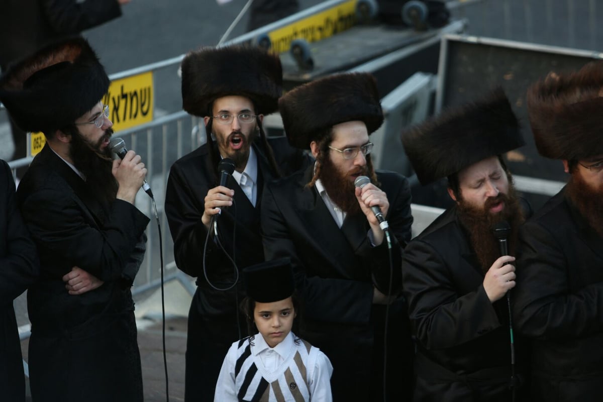 צפו: רבבות חוגגים בחתונת נכד האדמו"ר מבעלזא