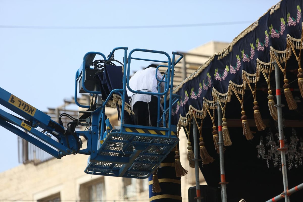 אלפי חסידים נוהרים לשמחה; כבישים נחסמו • תיעוד ראשון