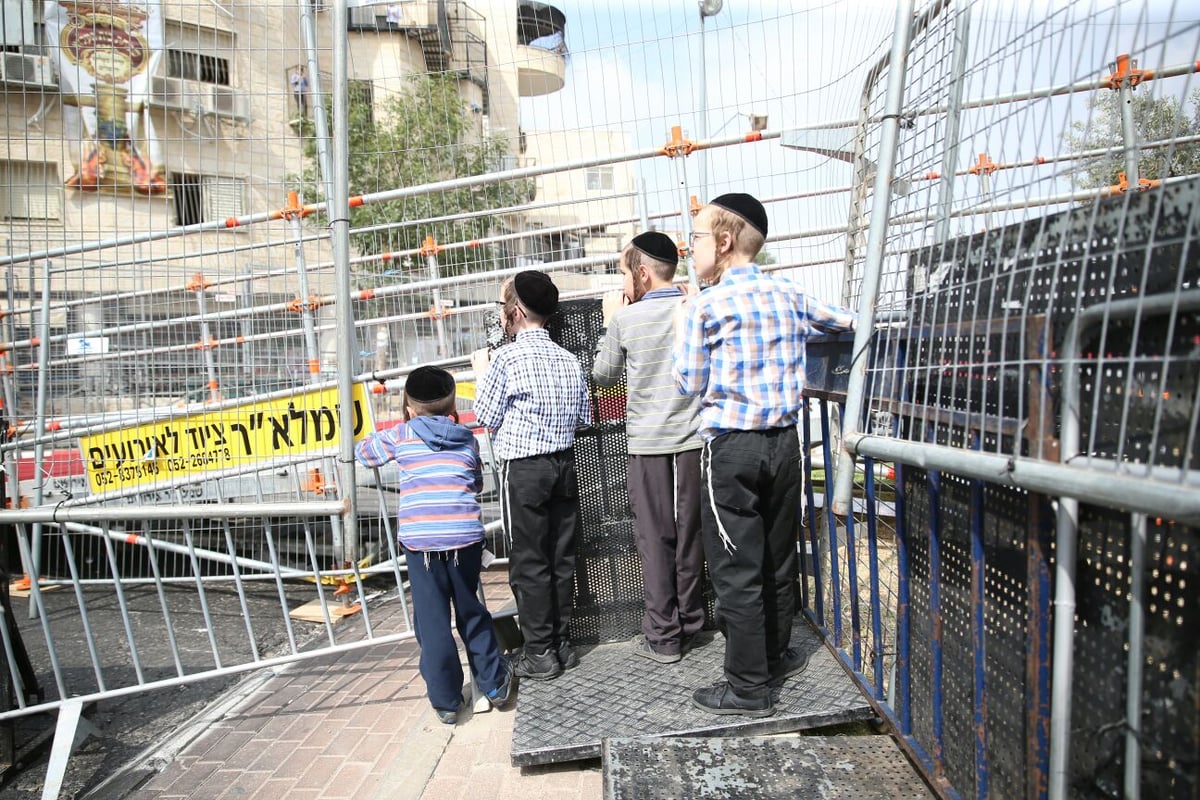 אלפי חסידים נוהרים לשמחה; כבישים נחסמו • תיעוד ראשון