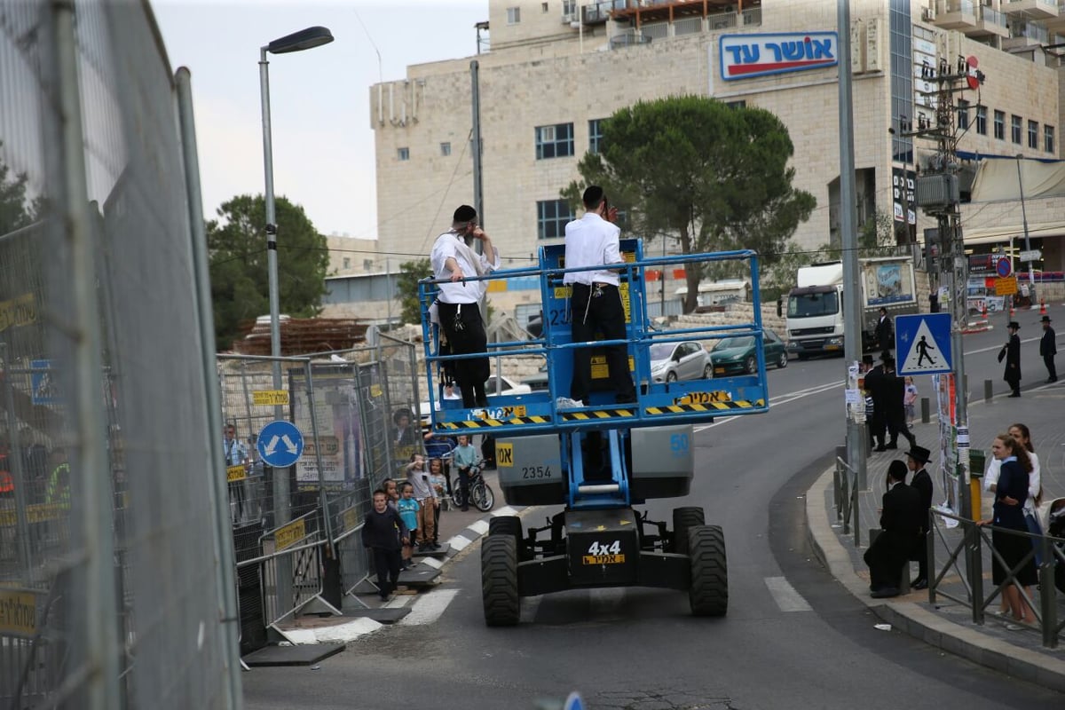 אלפי חסידים נוהרים לשמחה; כבישים נחסמו • תיעוד ראשון