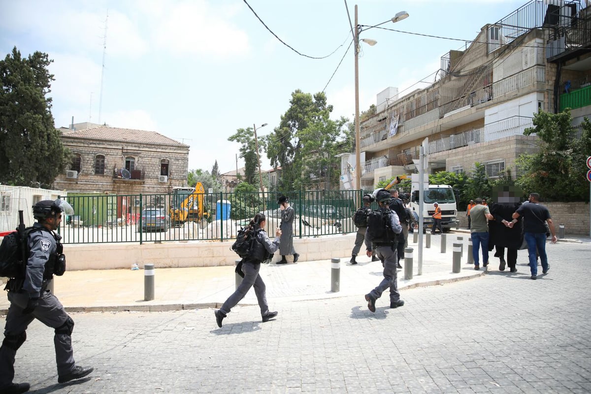 כוחות משטרה פשטו על מאה שערים; צעיר חרדי נעצר