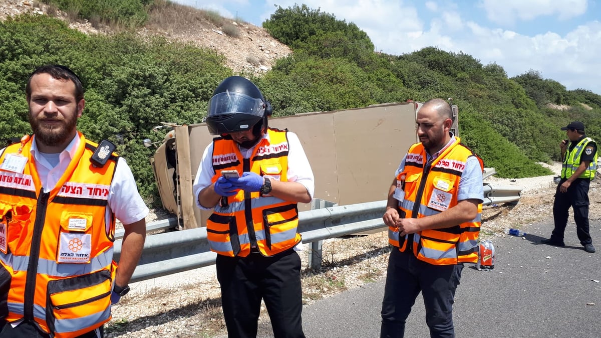 משאית צבאית התהפכה והתנגשה באוטובוס עמוס נוסעים